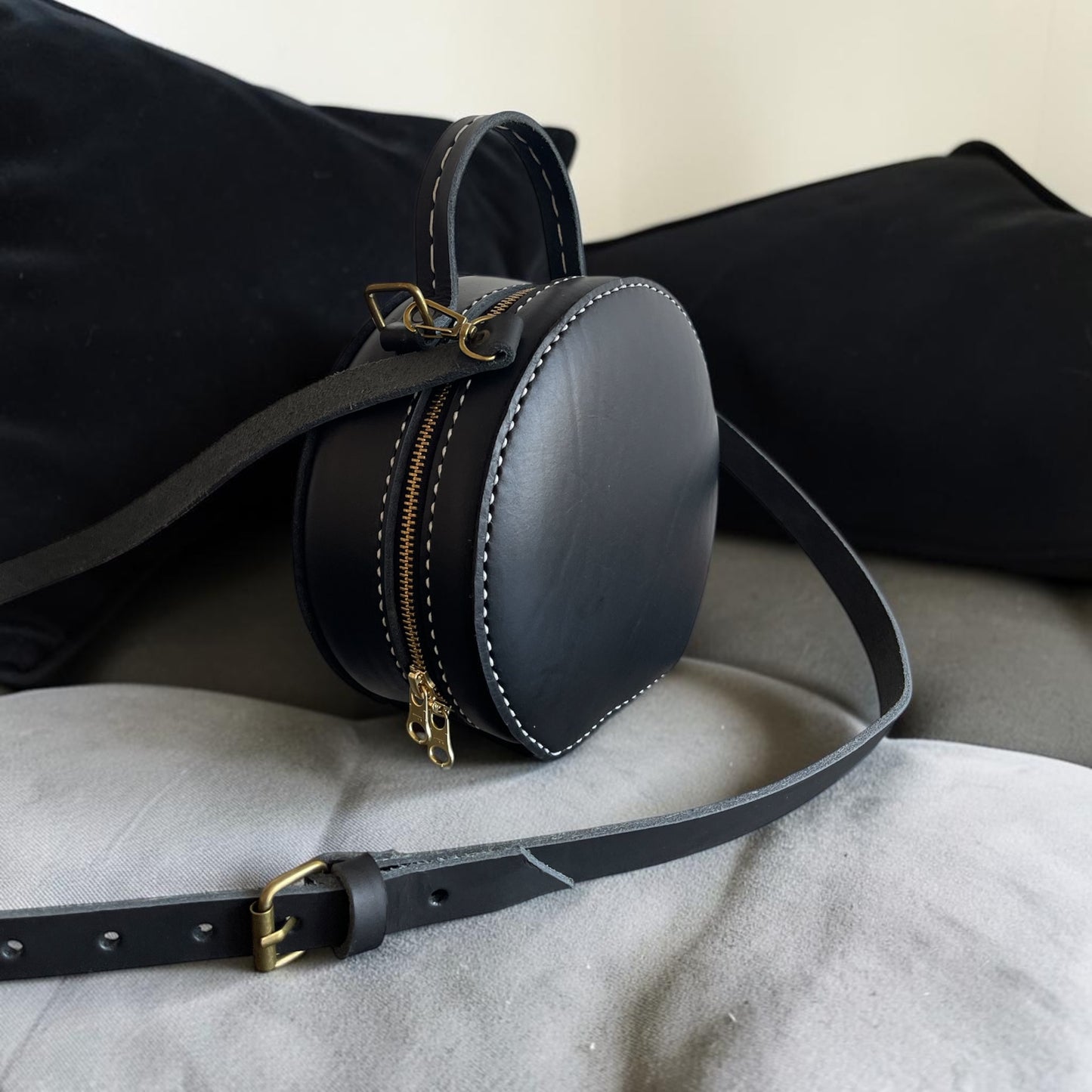 The brag shoulder sling bag (Ready to ship)